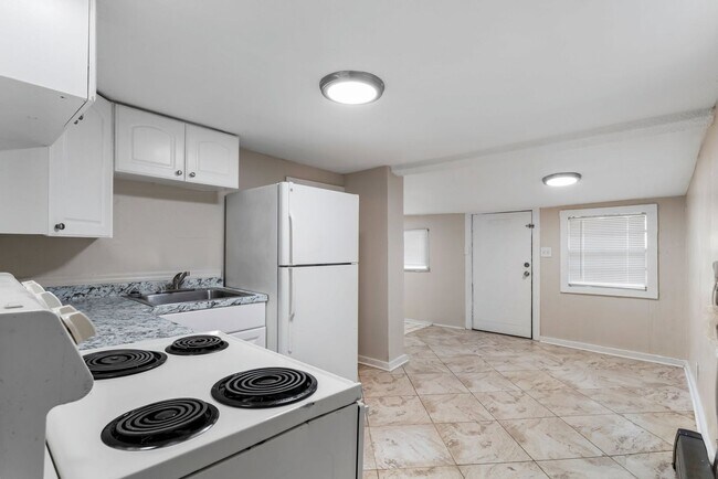 Building Photo - 3bdrm/1bath Home with large fenced yard  ** Section 8 OK ** $1,695.00