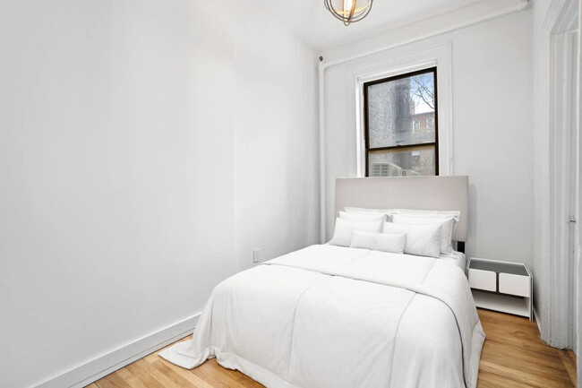 Building Photo - 257 W 19th St