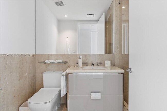 Building Photo - 15701 Collins Ave