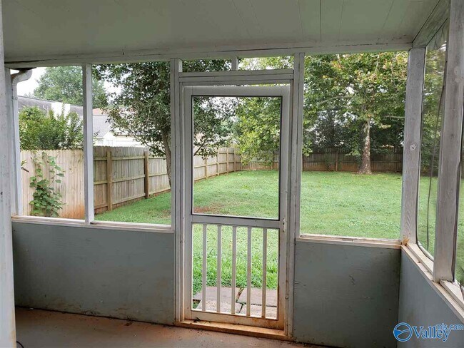 Building Photo - 110 SW Brushcreek Dr
