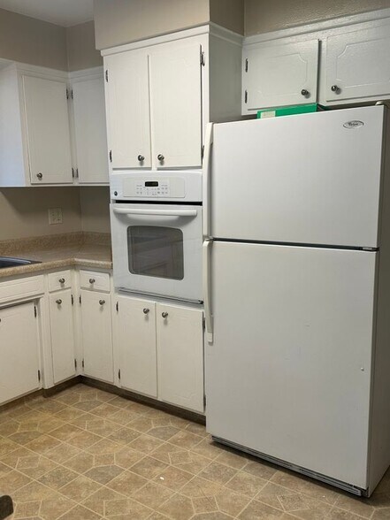 Building Photo - 715 Caliente Ave