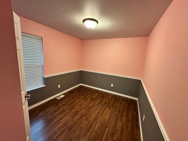 Building Photo - Cute 3 bed 2 bath House Available Now!