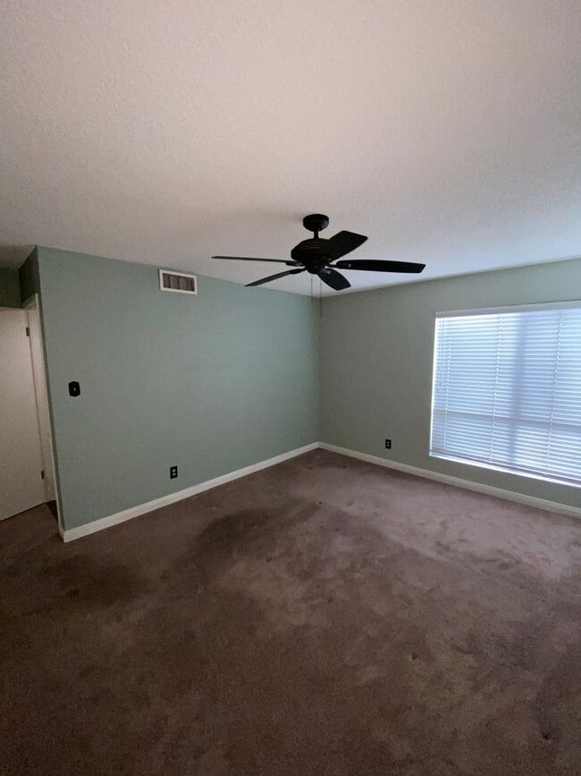 Building Photo - 55 and OLDER KERN CITY 2 BED UPDATED HOME