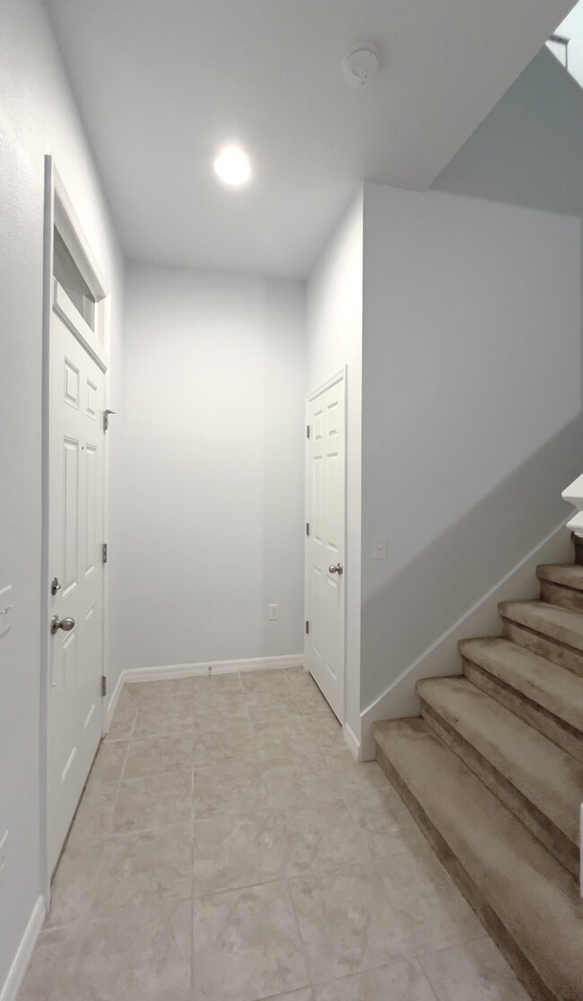 Building Photo - 1088 Avila Ln