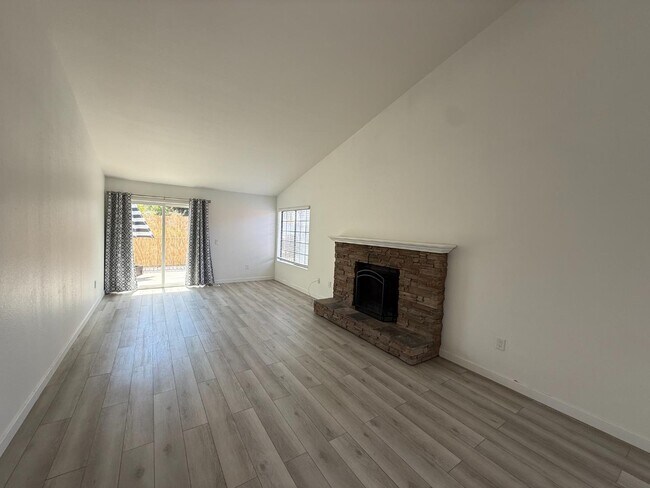 Building Photo - 2503 Levante St