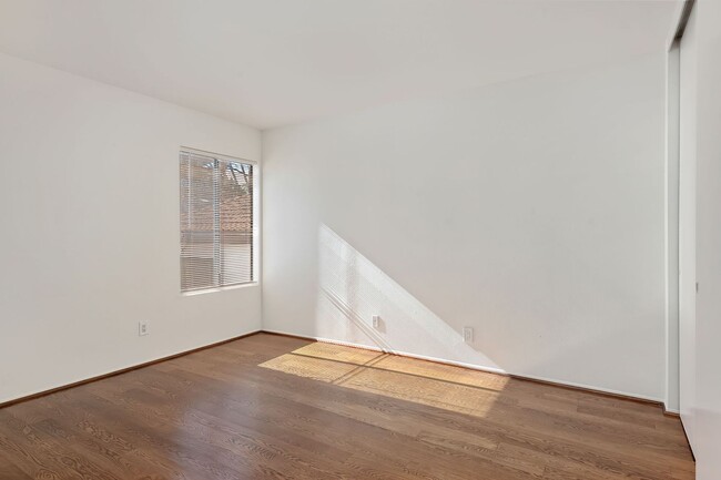 Building Photo - This wonderful East Beach Townhome Awaits!