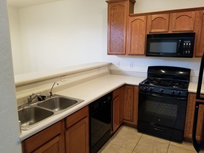 Building Photo - Westside 4 Bed, 2.75 Bath Townhouse w/Gara...