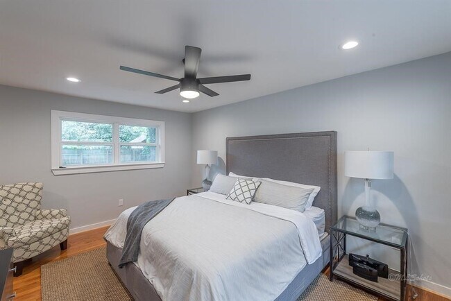 Building Photo - 10058 Larston St