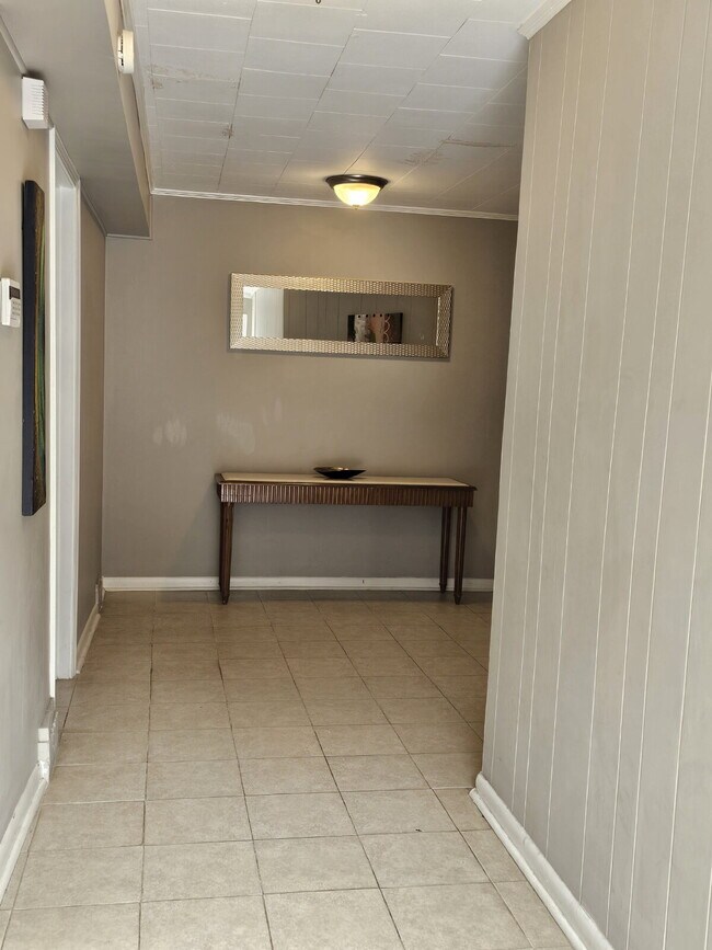 Building Photo - Historic home 2/1 for rent! Fully furnished