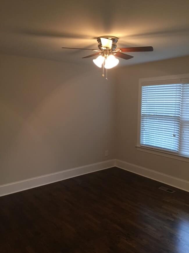 Building Photo - Cozy 2 Bedroom, 1 Bathroom Duplex – Comfor...