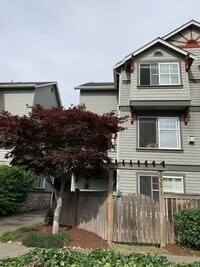 Building Photo - Gorgeous Ravenna Townhome