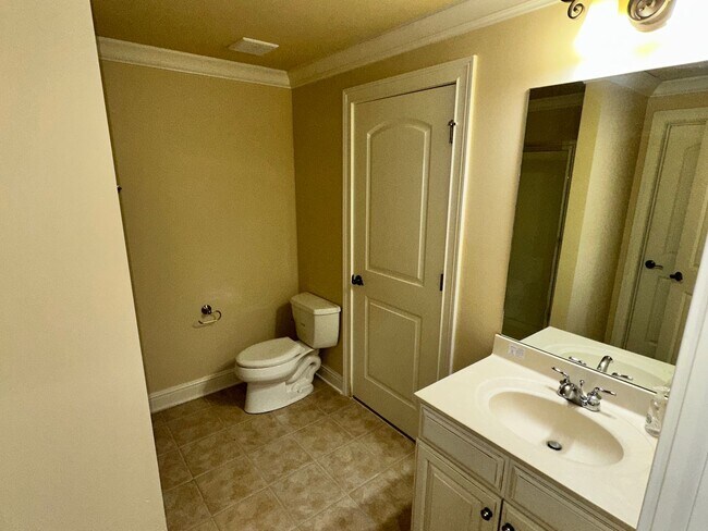 Building Photo - BEAUTIFUL, SPACIOUS 5 BR, 4.5 BATH HOME! G...