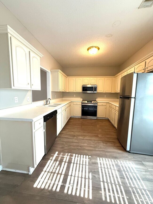 Building Photo - 2 bed 2 bath townhome