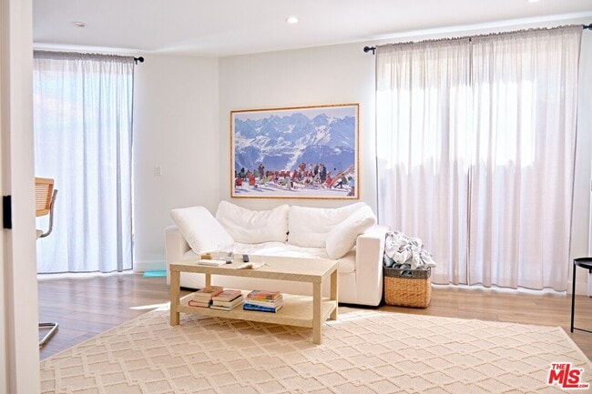 Building Photo - 842 11th St