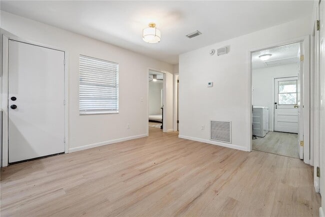 Building Photo - 1809 E Knollwood St