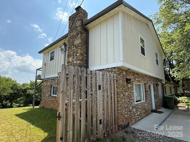 Building Photo - 303 Hi Alta Ave