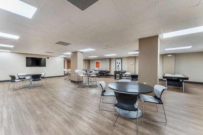 Building Photo - 2110 Harmon Cove Tower