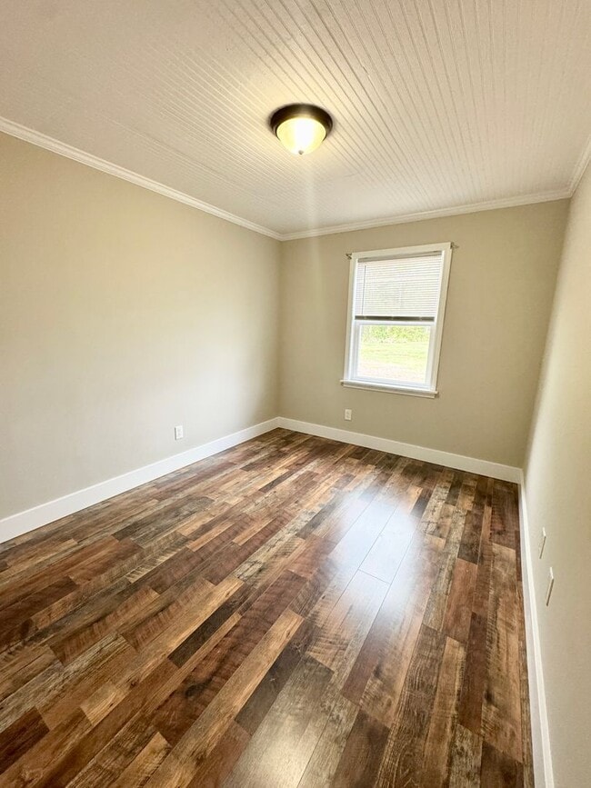 Building Photo - Country Cottage - Adorable 2 bedroom, 1 bath! Cute front porch & landscaping included!