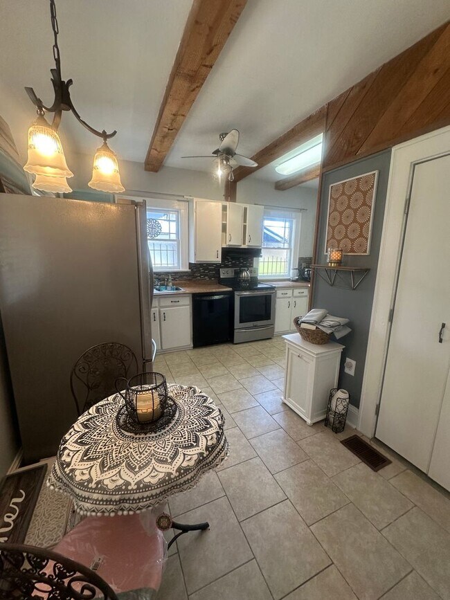 Building Photo - 3 bedroom 2 bath beautiful home with tons of character!