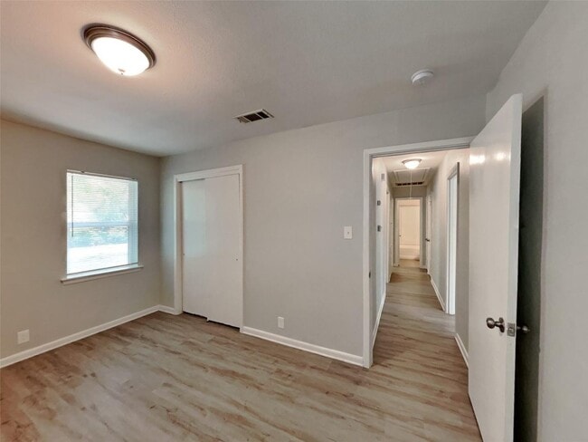 Building Photo - 3 BR/1BA |Single Family Home |  Gated backyard| In Denton