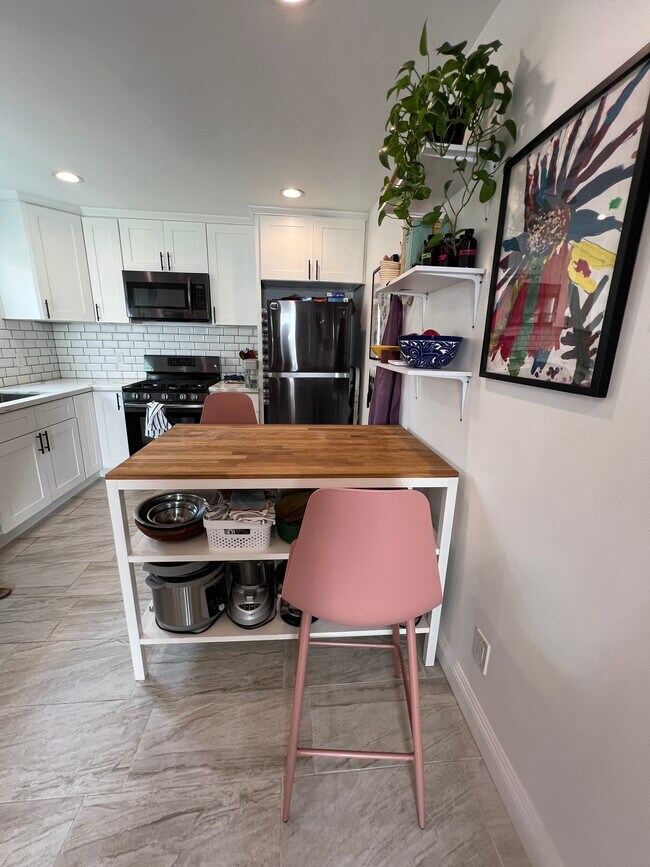 Building Photo - 3057 Vineyard Ave