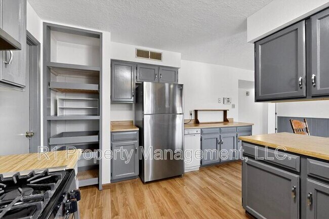 Building Photo - 2702 Avenida Del Sol