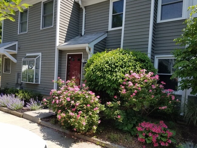 Building Photo - Coming Soon! 2 bed 2 1/2 bath townhouse in...