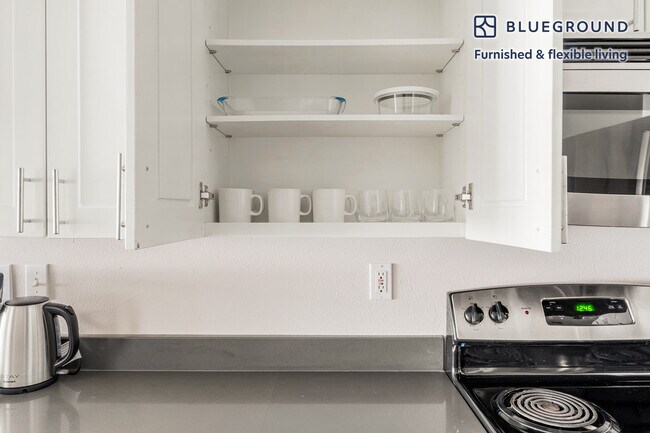 Building Photo - 526 Yale Ave N