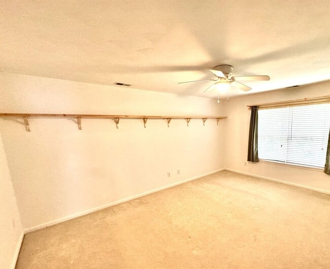 Building Photo - Beautiful 3 bed, 2.5 bath home with a spac...