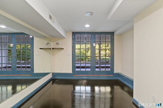 Building Photo - 890 Silvermine Rd