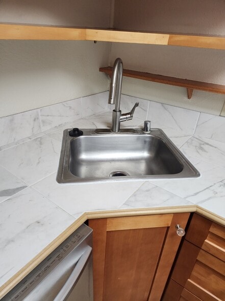 Building Photo - 320 Liliuokalani Ave