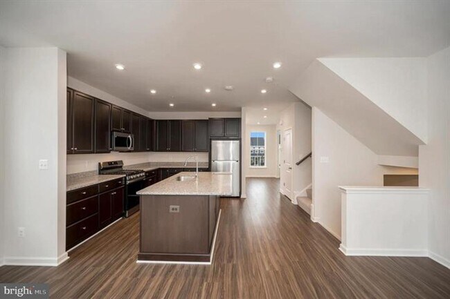 Building Photo - Great Townhome in Embrey Mill