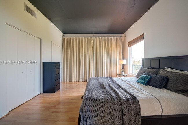 Building Photo - 10 SW South River Dr