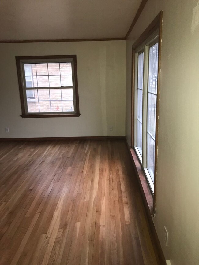 Building Photo - HUGE NICE 3BR SINGLE FAMILY HOME, PARKING,...