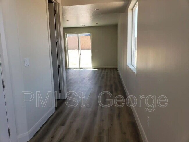 Building Photo - 3226 E 2390 S