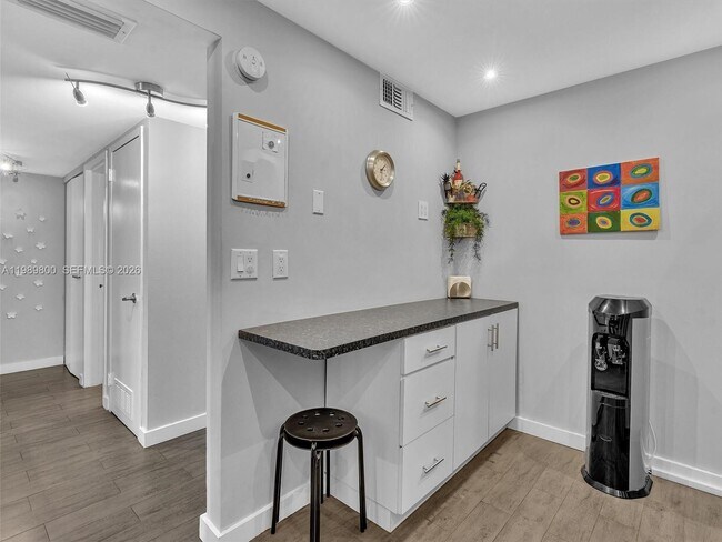 Building Photo - 3375 N Country Club Dr