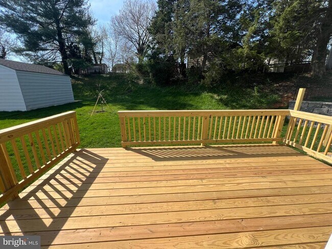 Building Photo - 350 W 11th St