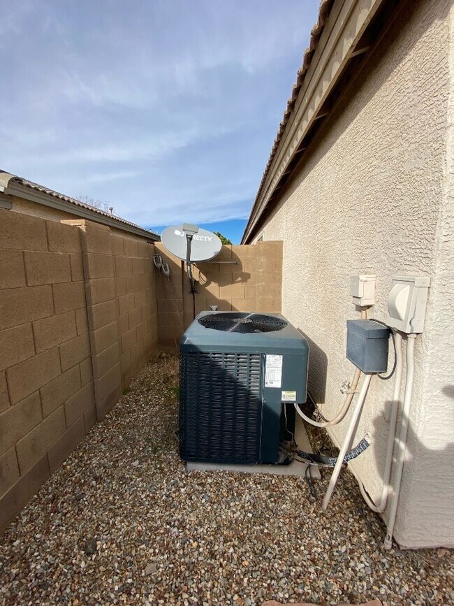 Building Photo - 11425 W Pinehollow Dr