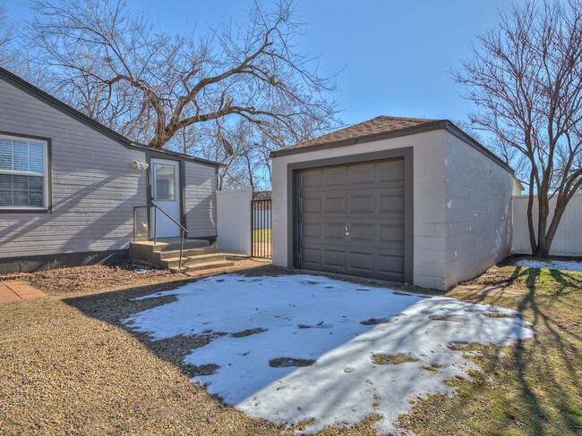 Building Photo - Half Acre Lot 2 bed 1 bath in Edmond