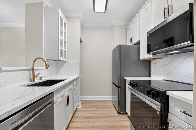 Building Photo - 630 S Sapodilla Ave