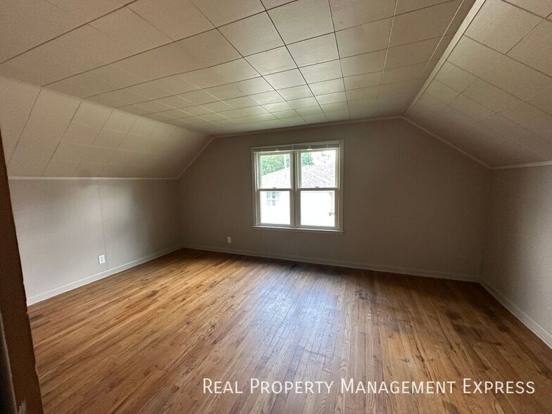Building Photo - Cozy 4 Bedroom 3 Bathroom Home