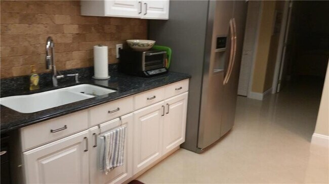 Building Photo - 625 Oaks Dr