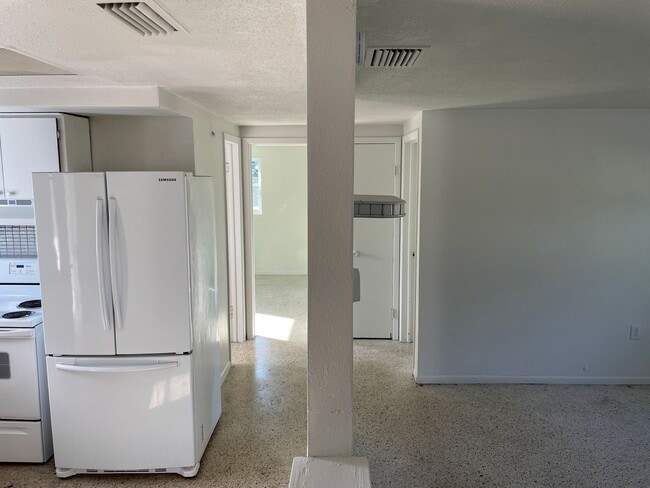 Building Photo - 2/1/1 New Port Richey