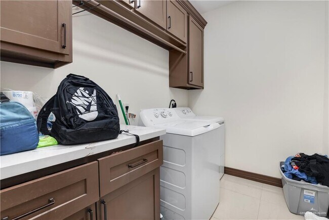 Building Photo - 25 N Brushfield Ave