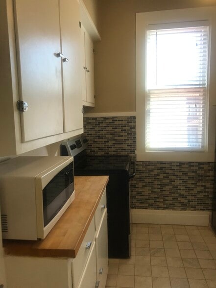 Kitchen microwave and stove - 510 N Wayne St