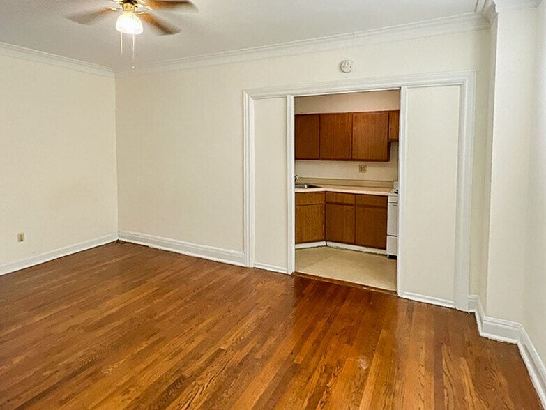 Building Photo - 531 W Briar Pl