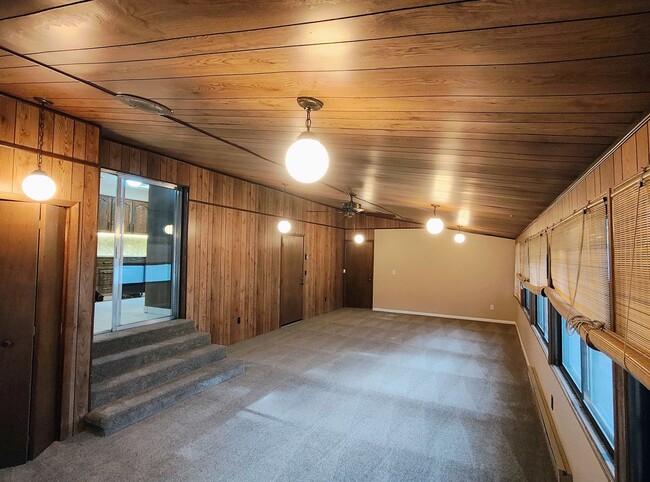 Building Photo - 3 Bd 2 Bath Over 2500 sq ft in Sandy