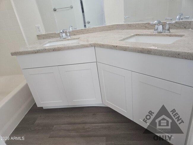 Building Photo - 4025 E Coolbrook Ave