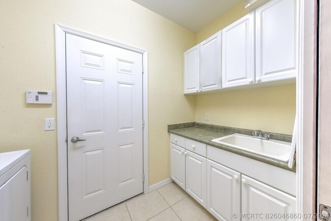 Building Photo - 1868 S Dovetail Dr