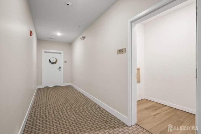 Building Photo - 723 Lorhan Dr